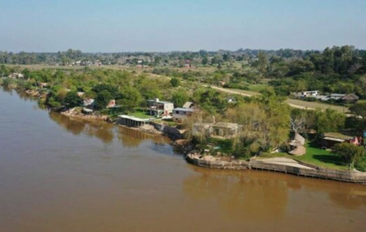 Un kilómetro del talud de la defensa de Colastiné Norte está ocupado por unas 50 casas