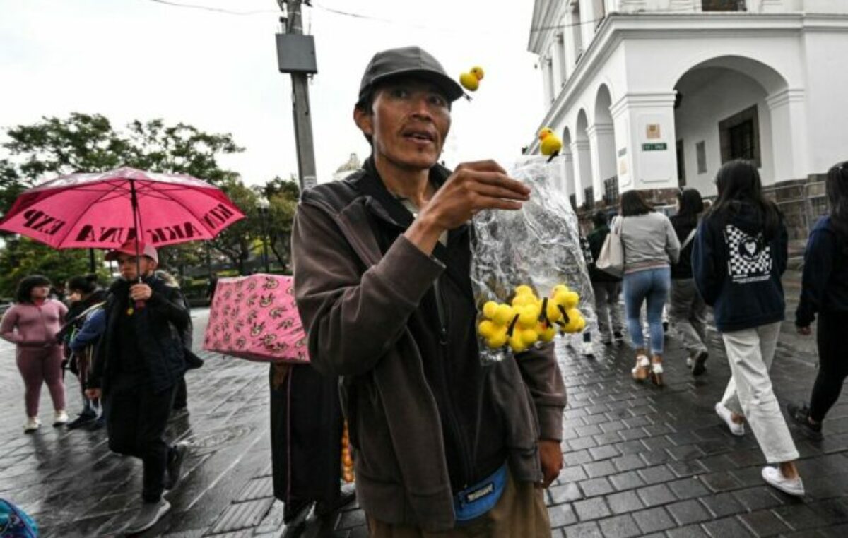 La dolarización acorrala a Ecuador en una economía precaria 