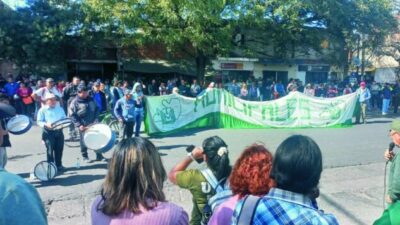 Municipales de Salta en pie de lucha: Paro, acampe y olla popular