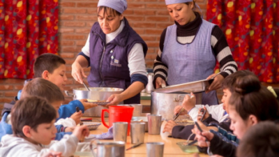 Las cooperadoras escolares santafesinas ante el reto de seguir brindando una copa de leche con $90 y un plato de comida con $170