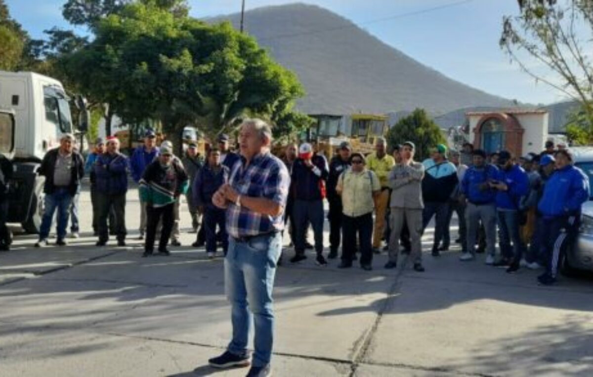 En asamblea, empleados municipales de Salta, decidieron continuar con el paro