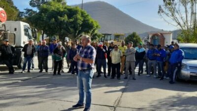 En asamblea, empleados municipales de Salta, decidieron continuar con el paro
