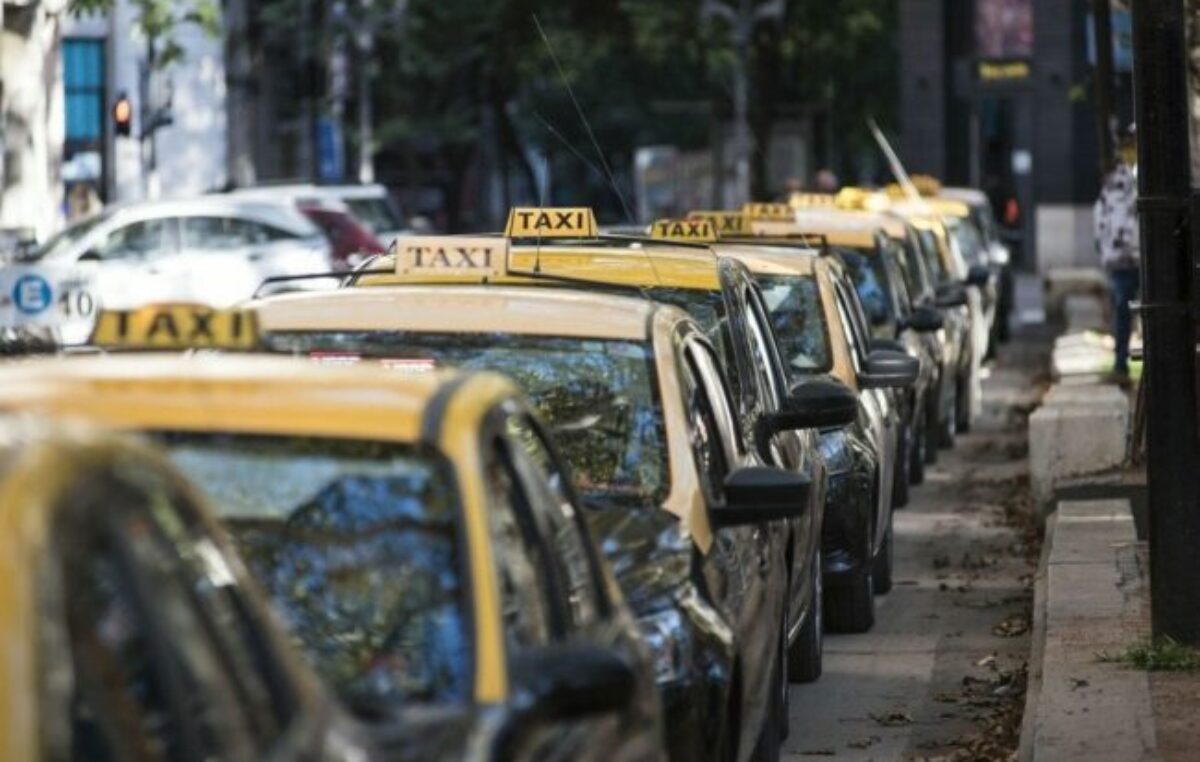 Por la crisis y el aumento de tarifa cayeron 25% los viajes en taxis en Rosario