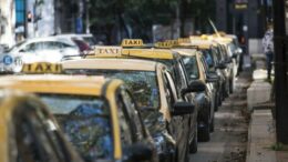 Por la crisis y el aumento de tarifa cayeron 25% los viajes en taxis en Rosario