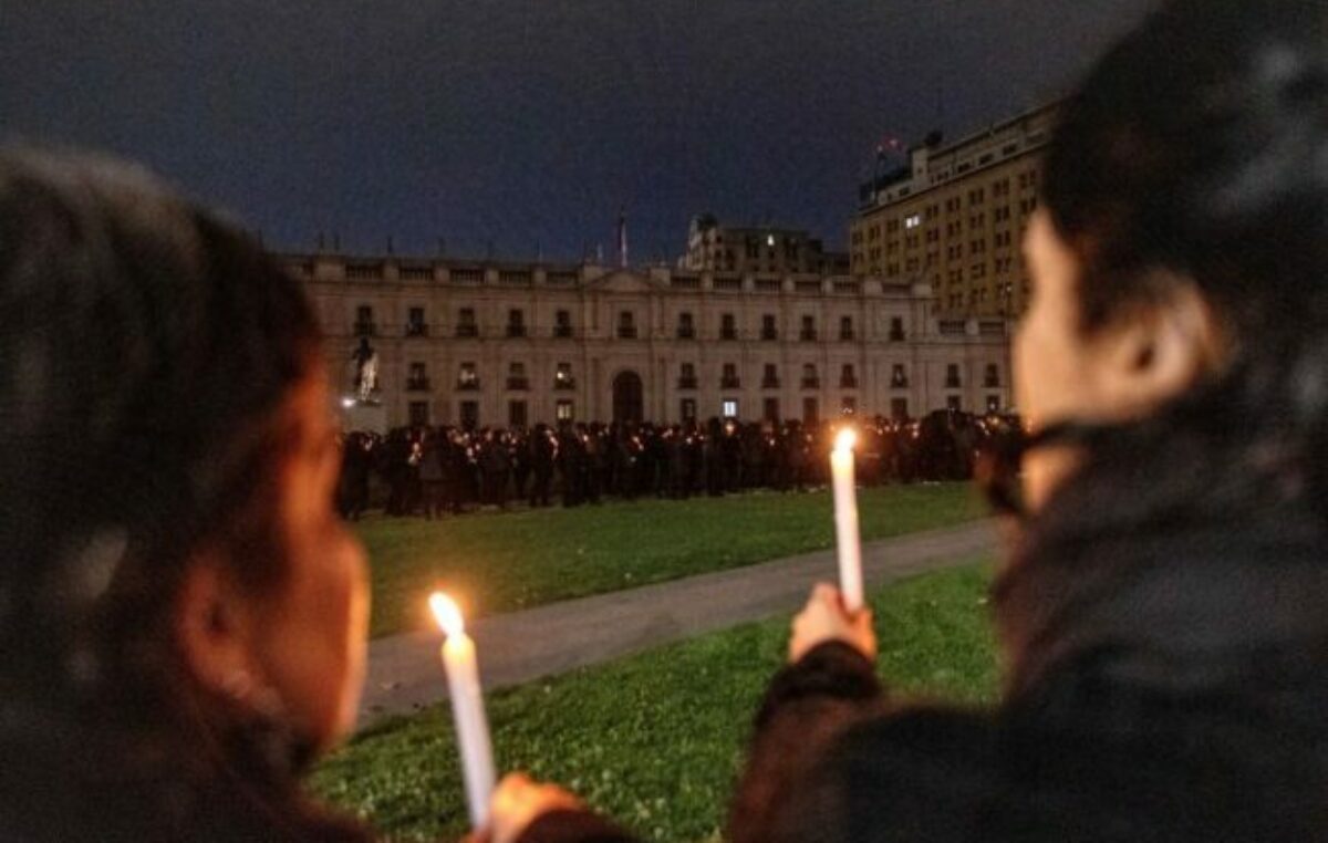 Chile: Una vigilia «por las mujeres de la resistencia» y un abrazo al Palacio de La Moneda