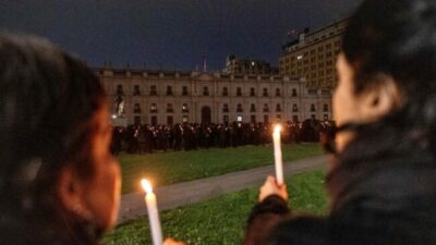 Chile: Una vigilia «por las mujeres de la resistencia» y un abrazo al Palacio de La Moneda