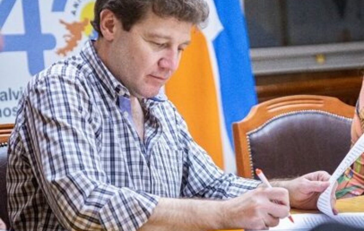 El Gobernador de Tierra del Fuego cobra menos del 40% de su remuneración