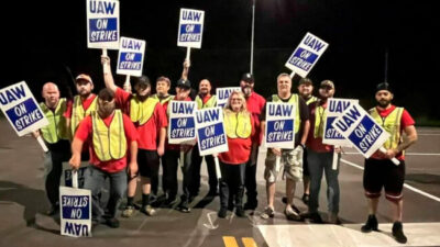 Trabajadores automotrices de Estados Unidos extienden su huelga por mejoras salariales