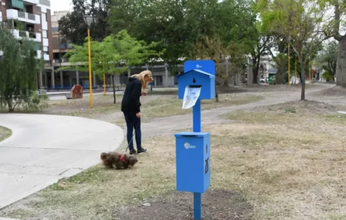 En las plazas de San Francisco ya hay dispensers de bolsitas para el excremento de las mascotas