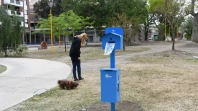 En las plazas de San Francisco ya hay dispensers de bolsitas para el excremento de las mascotas