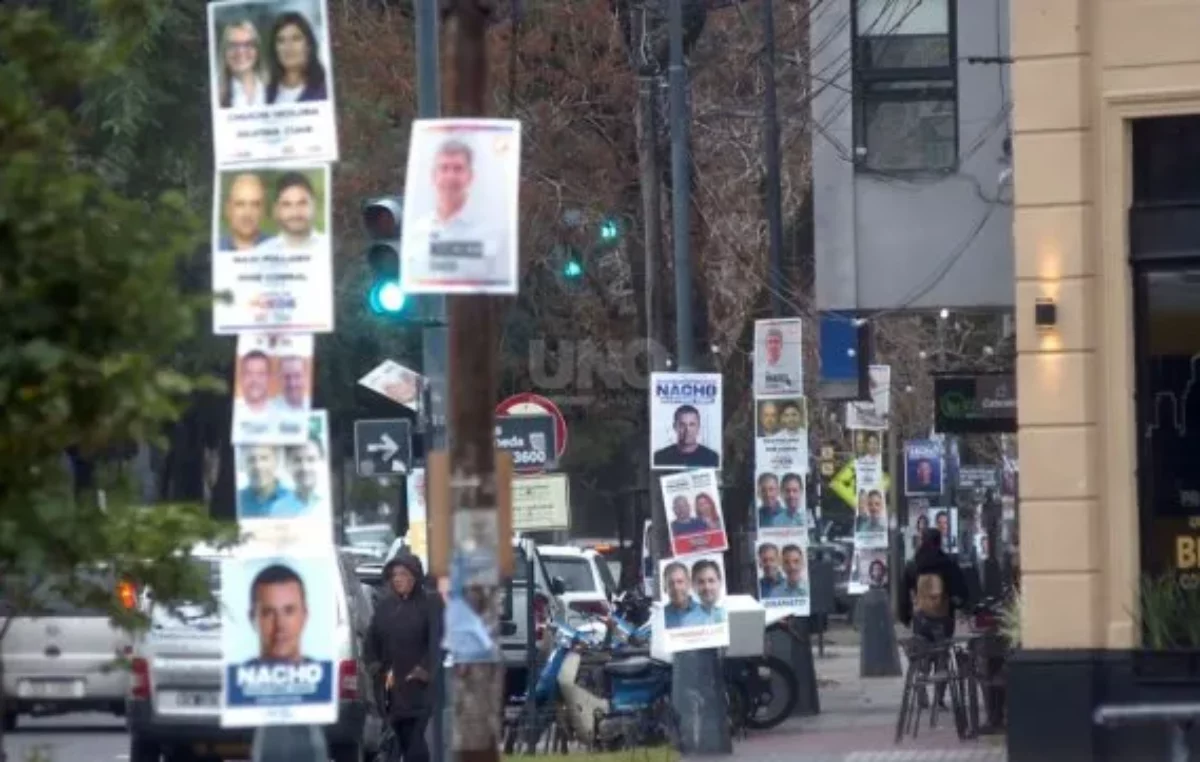 La cartelería política sigue en las calles santafesinas: el particular motivo por el que no pueden cobrarse multas a las alianzas