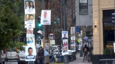 La cartelería política sigue en las calles santafesinas: el particular motivo por el que no pueden cobrarse multas a las alianzas