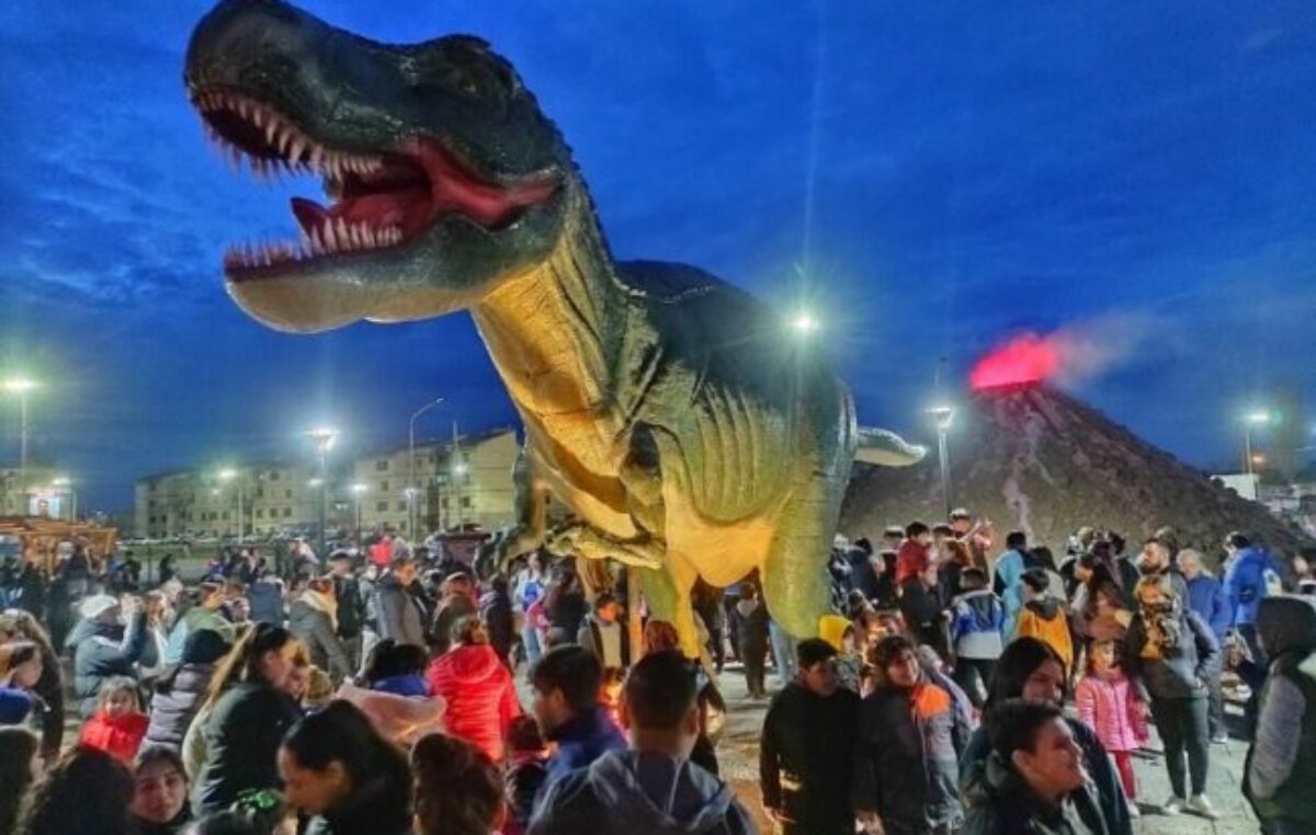 El “Parque de los Dinos” abrió sus puertas en Río Gallegos con cientos de niños presentes