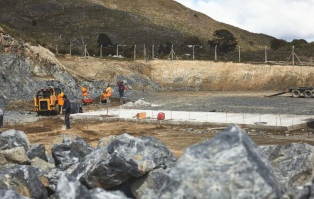 Continúan los trabajos para la instalación de la planta de asfalto de la Municipalidad de Ushuaia