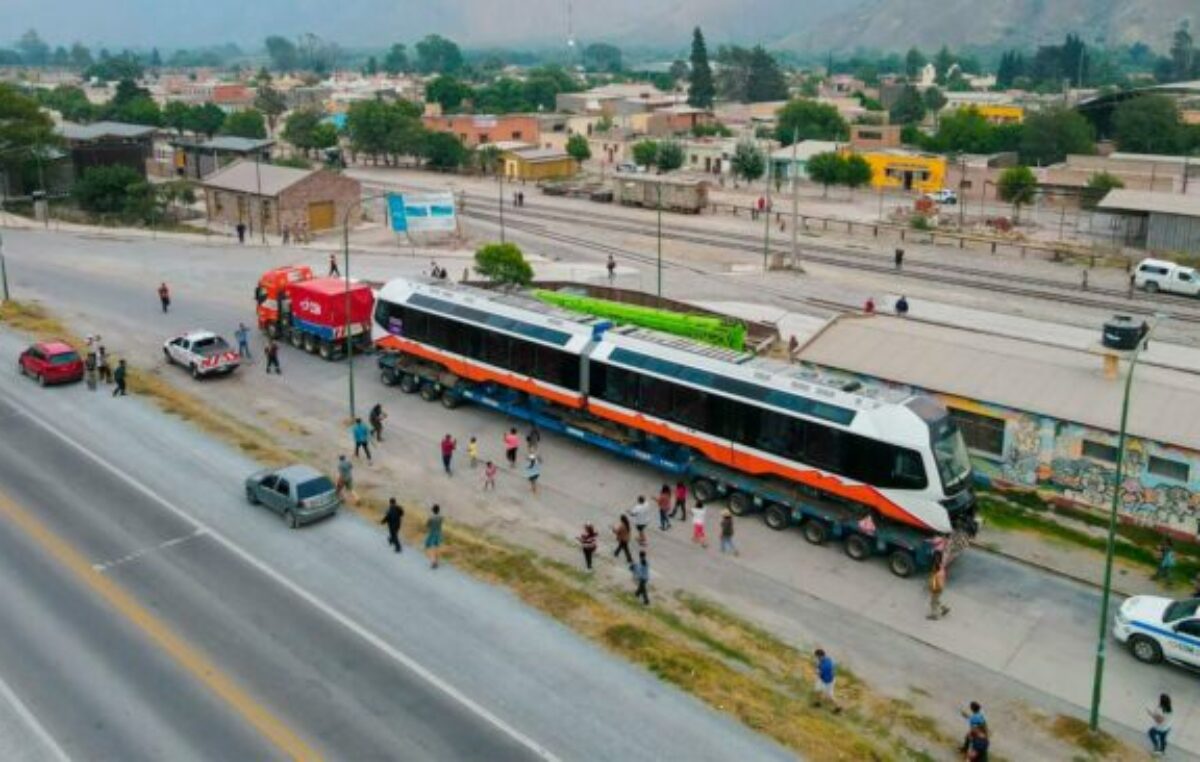 Llegaron a la Quebrada de Humahuaca los vagones del nuevo tren turístico solar