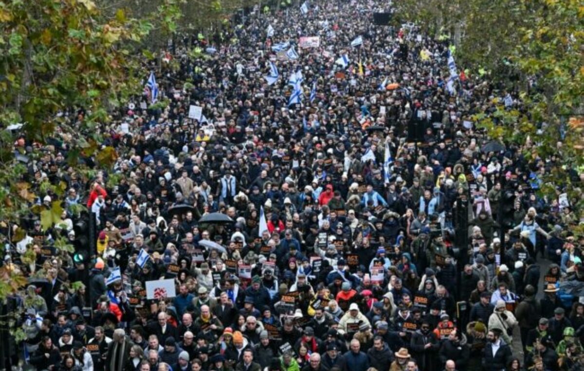 Miles de personas se manifestaron contra el antisemitismo en Londres