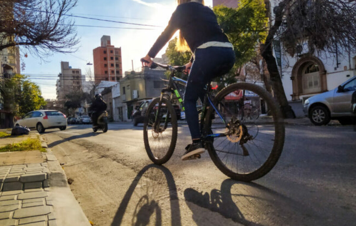 Colectivos en crisis, bicis en auge y caos de autos: la movilidad pide más controles