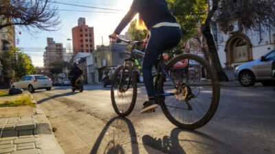 Colectivos en crisis, bicis en auge y caos de autos: la movilidad pide más controles