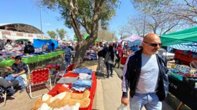 Feria popular Homero Manzi en Rosario, un universo de historias donde todos persiguen lo mismo: la resistencia