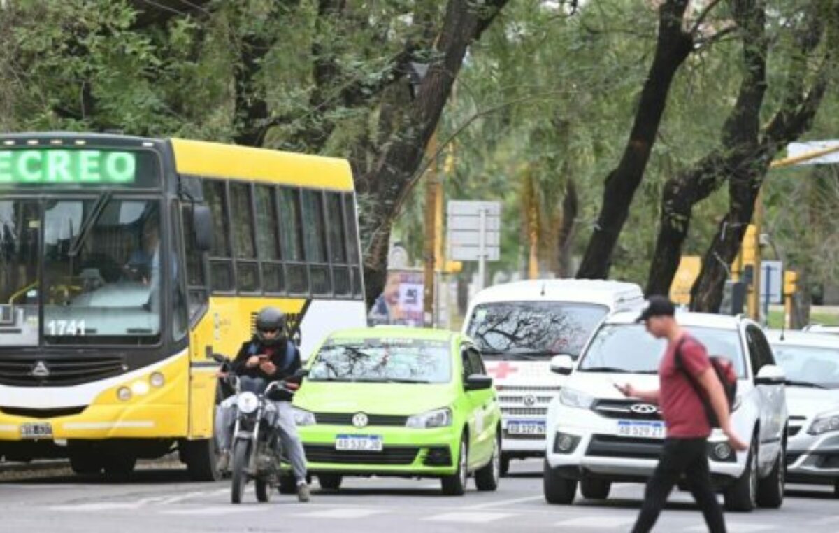 En Santa Fe imperan los autos, pero crecen los peatones y ciclistas: cómo se «mueve» la ciudad