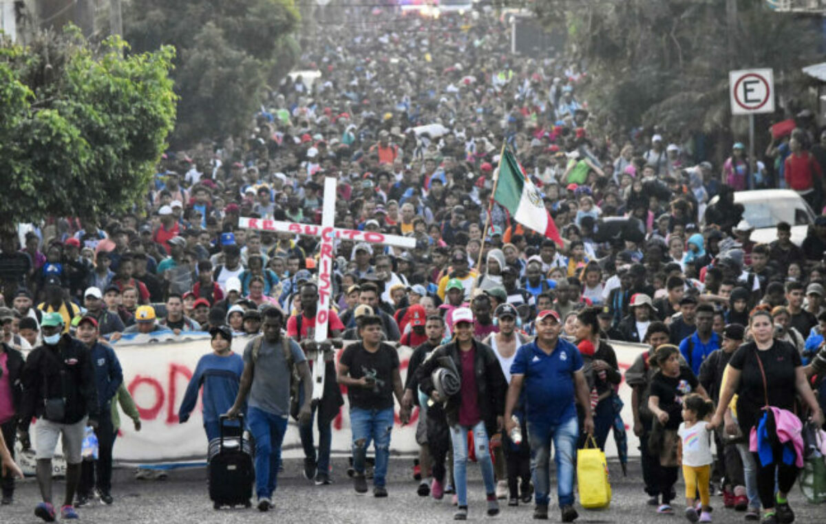 Una caravana de más de 10.000 migrantes atraviesa México