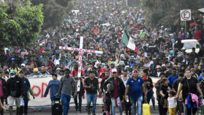 Una caravana de más de 10.000 migrantes atraviesa México