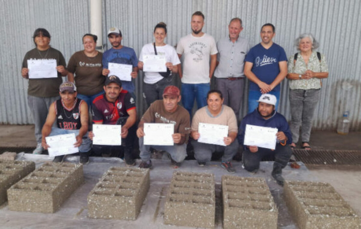 Paraná: Cooperativistas se capacitaron en fabricación de Ladrillos Pet