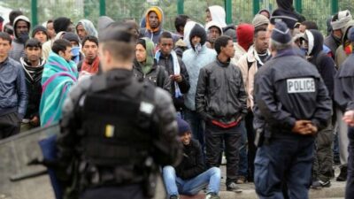 La aprobación de una polémica ley migratoria causó una crisis gubernamental en Francia