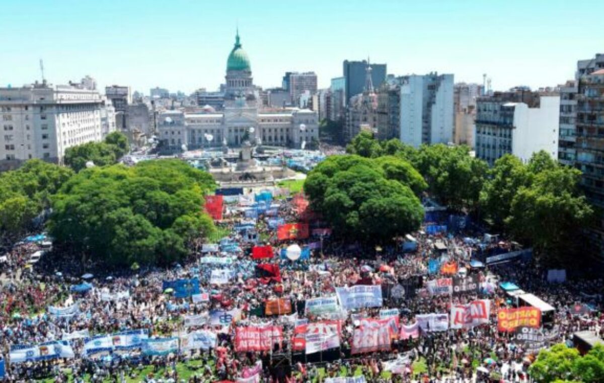 Cientos de miles de trabajadores desbordaron el centro porteño contra las medidas de Milei