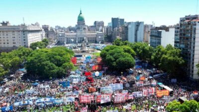 Cientos de miles de trabajadores desbordaron el centro porteño contra las medidas de Milei