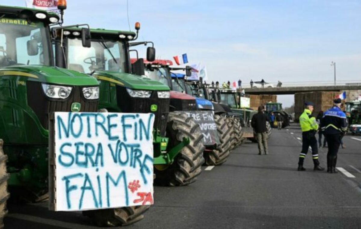 Los agricultores comenzaron a bloquear París y ponen en jaque al Gobierno