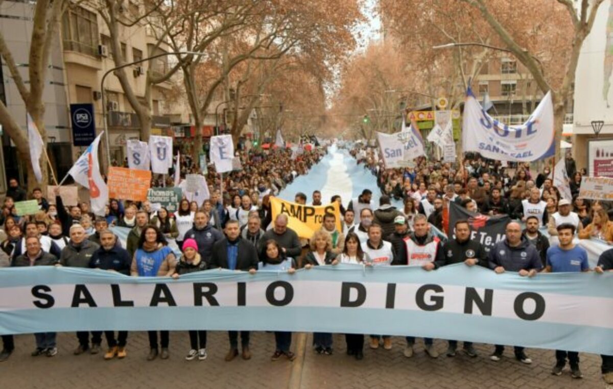 Economistas advierten que la caída del salario real será histórica este 2024