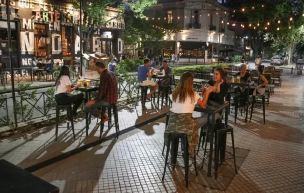 Los santafesinos se ajustan y recortan las salidas: bares de la ciudad registraron un 30% menos de clientes