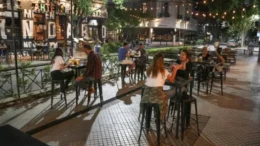 Los santafesinos se ajustan y recortan las salidas: bares de la ciudad registraron un 30% menos de clientes