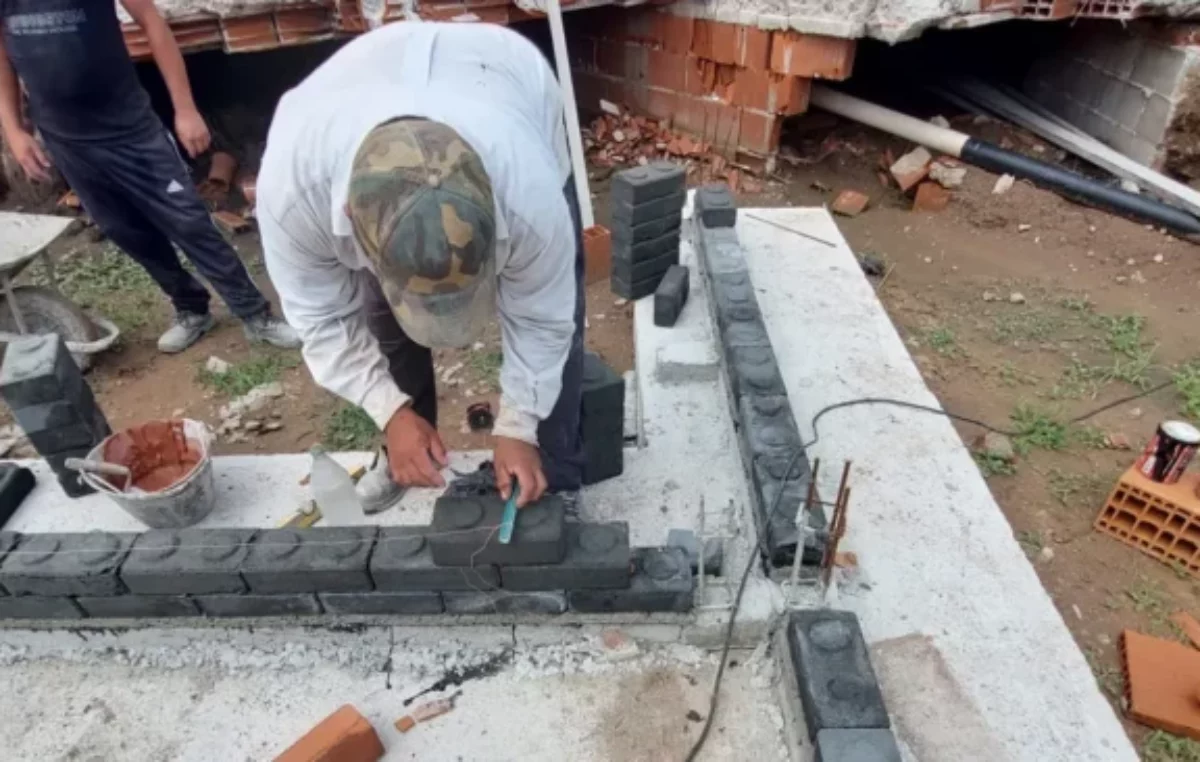 Cabrera: arrancó la primera construcción con ladrillos de ceniza de cáscara de maní
