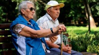 Motosierra para los jubilados: la nueva fórmula de movilidad que propone el gobierno de Milei