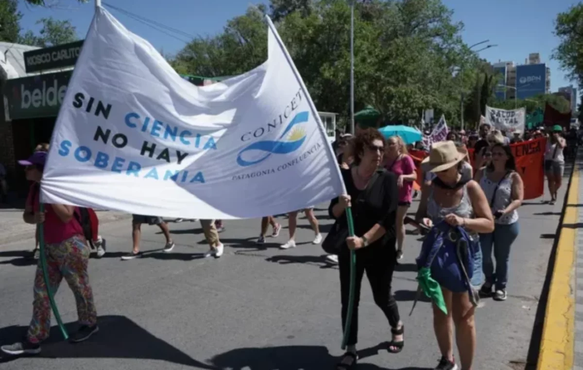 Una multitud se movilizó contra la Ley Ómnibus y el DNU en Neuquén