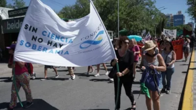 Una multitud se movilizó contra la Ley Ómnibus y el DNU en Neuquén