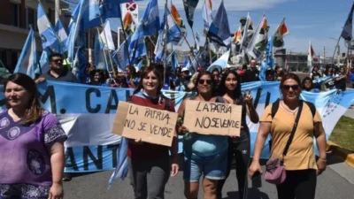 Caleta Olivia: El Gorosito fue testigo de otra masiva manifestación contra el neoliberalismo