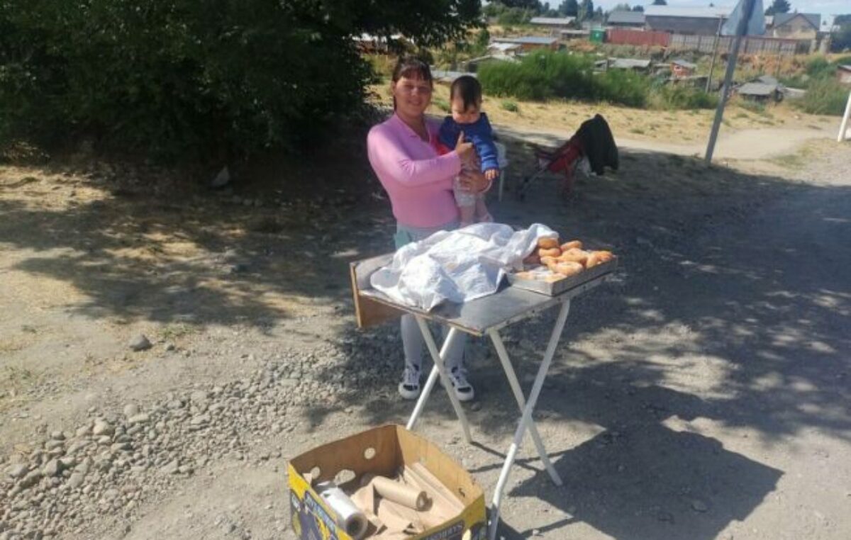 Vecinos de Bariloche que salen a la calle a «buscar el mango»: la historia de Gabriela