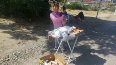 Vecinos de Bariloche que salen a la calle a «buscar el mango»: la historia de Gabriela