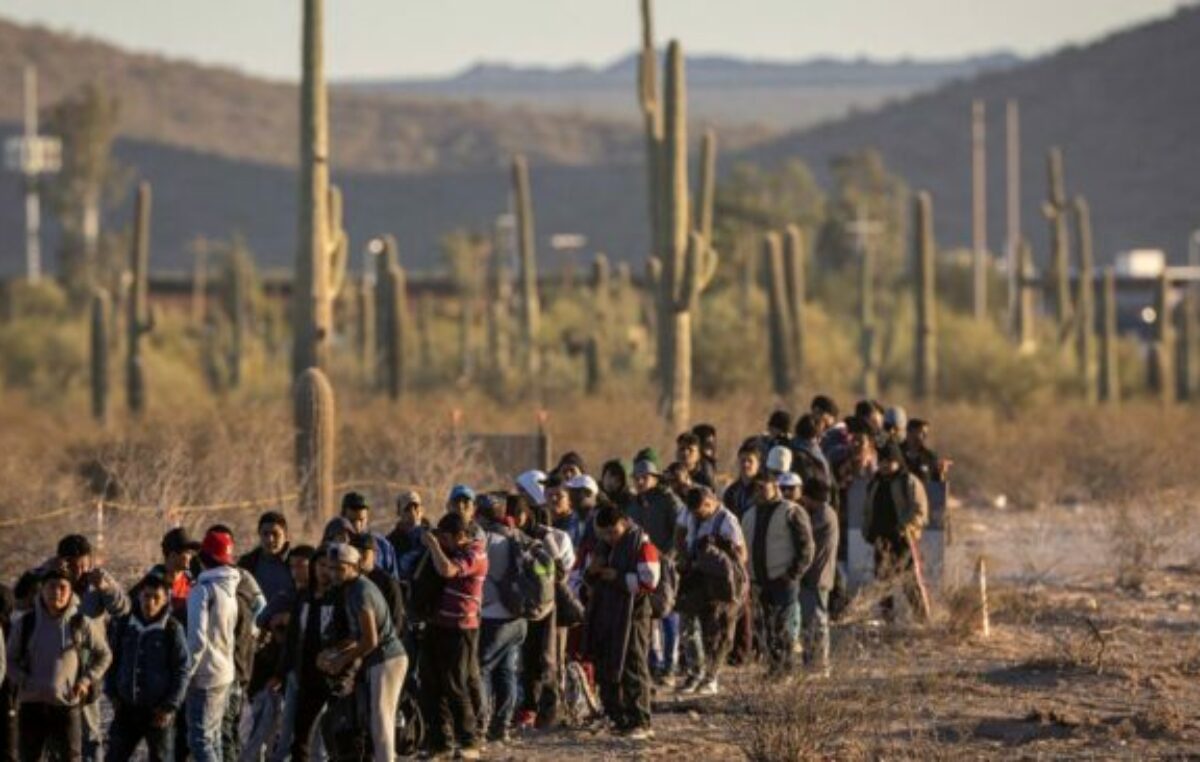Bajó a la mitad la cifra de inmigrantes interceptados en la frontera entre EEUU y México