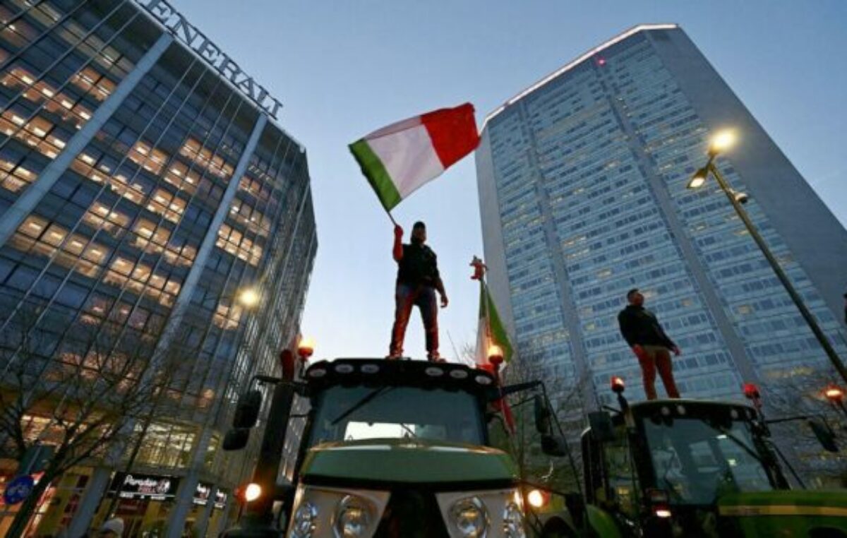 Tractorazo de agricultores italianos en protesta por aumentos y acuerdos de la UE