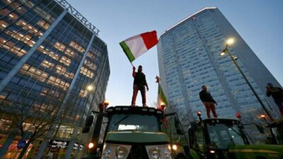 Tractorazo de agricultores italianos en protesta por aumentos y acuerdos de la UE
