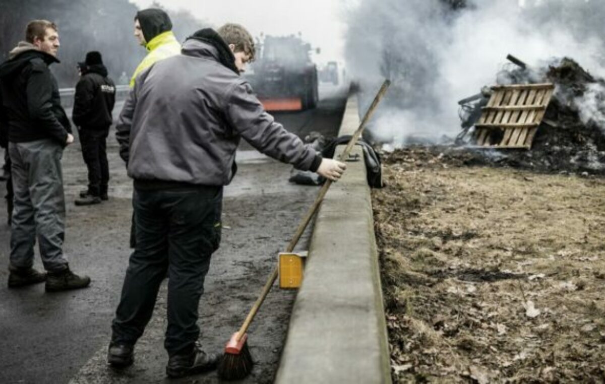 Cientos de agricultores cortan rutas en Países Bajos y la protesta se extiende
