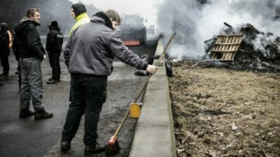 Cientos de agricultores cortan rutas en Países Bajos y la protesta se extiende