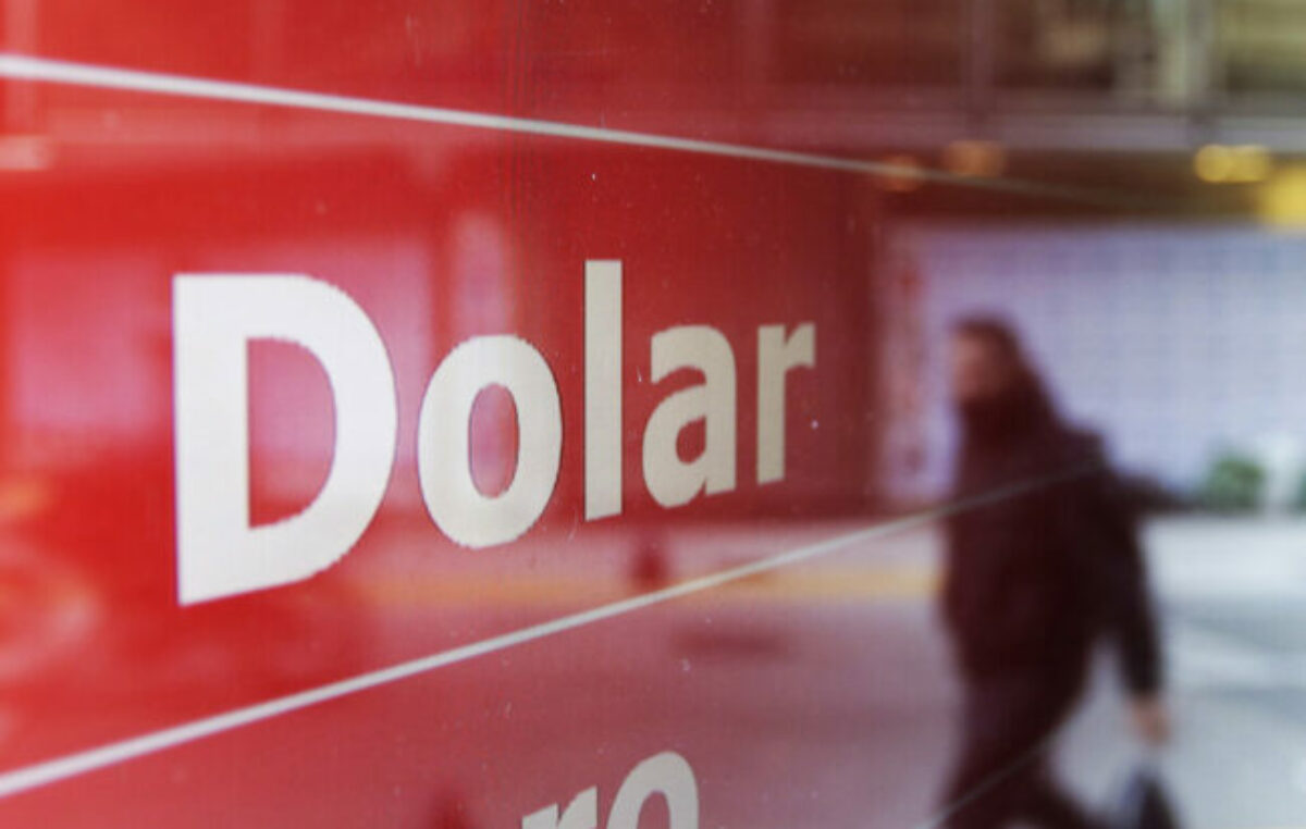 El dólar baja mientras la inflación sube: el impacto en la economía argentina