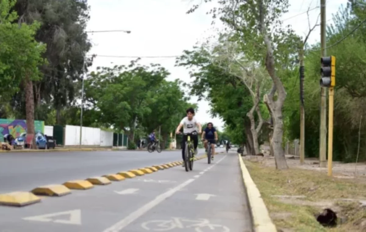 Cada vez son más los sanjuaninos que optan por viajar al trabajo en bicicleta
