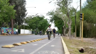 Cada vez son más los sanjuaninos que optan por viajar al trabajo en bicicleta