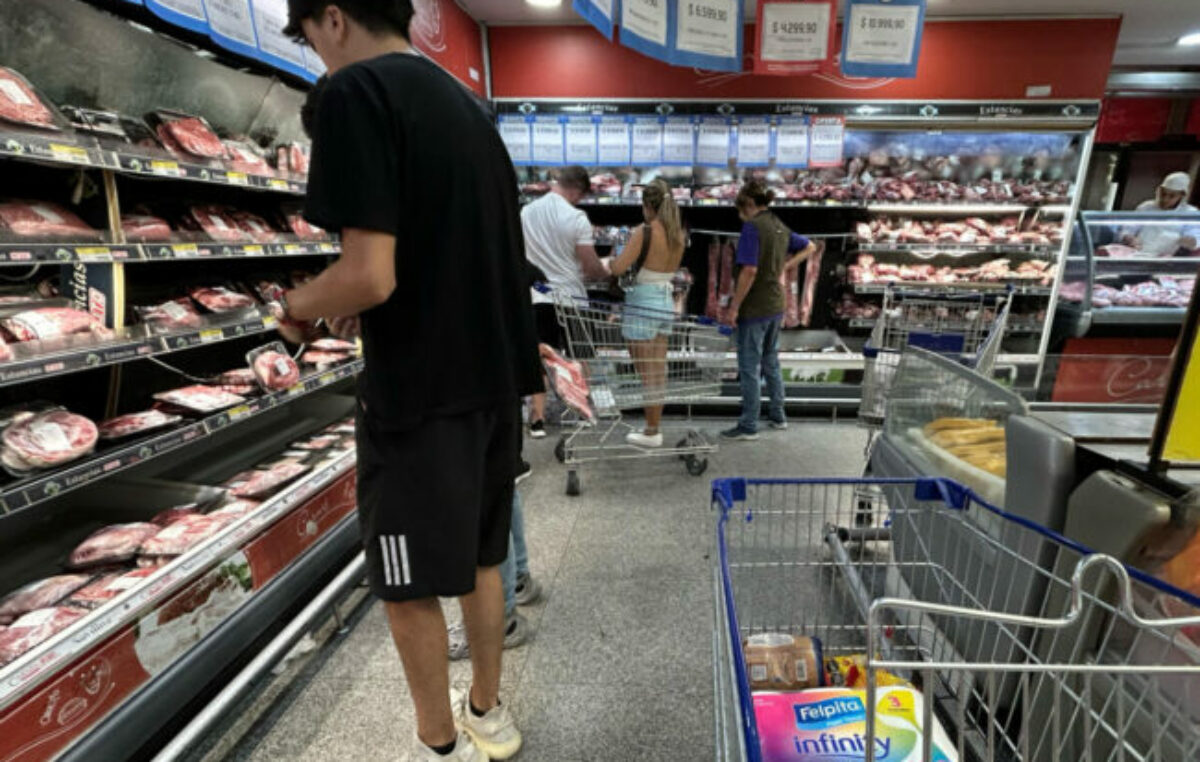 Consumidores en América Latina soportan precios más altos que el resto del mundo, dice BM